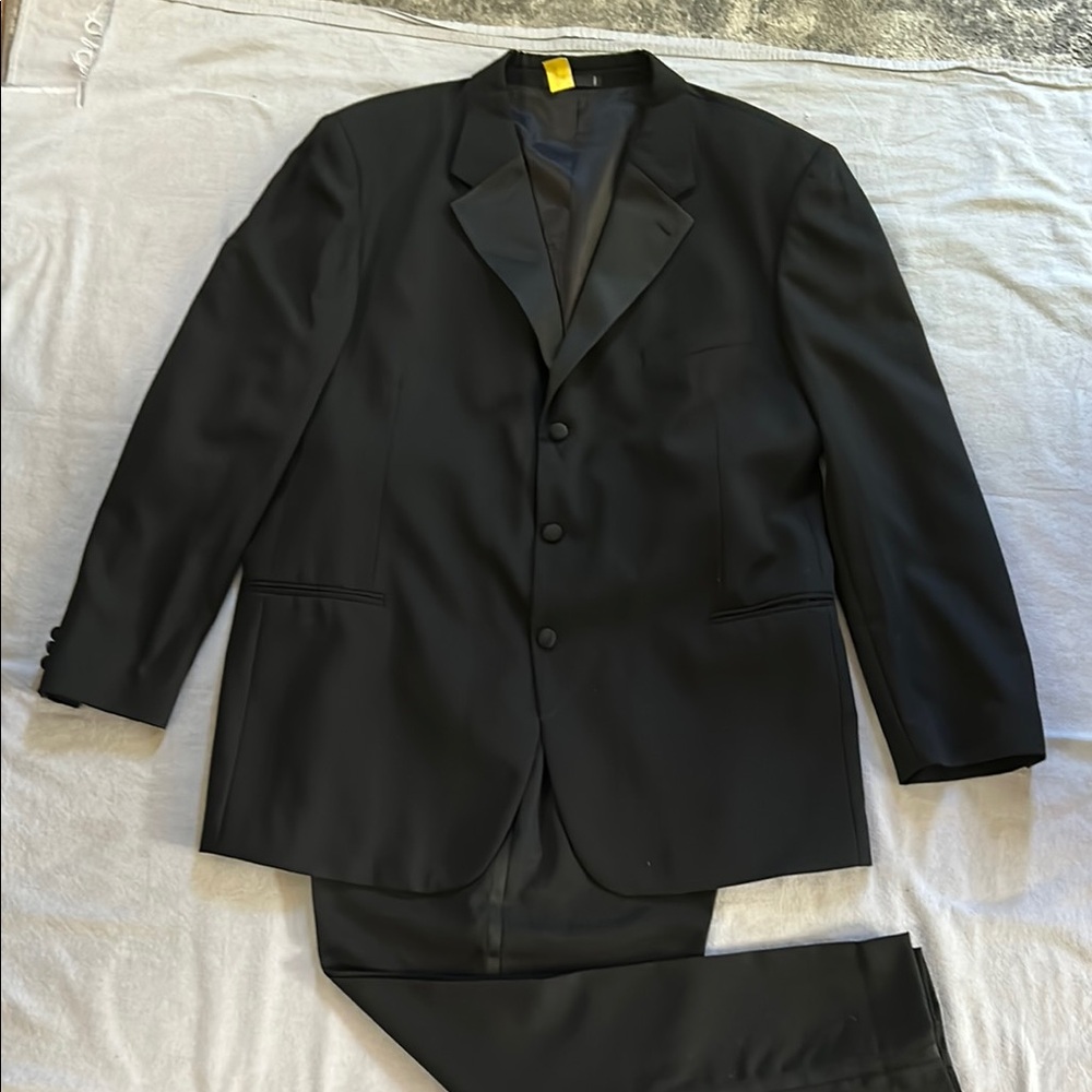 Emanuel Ungaro Black Tuxedo Wool Suit Classic Tailoring, 3 Button, no vent